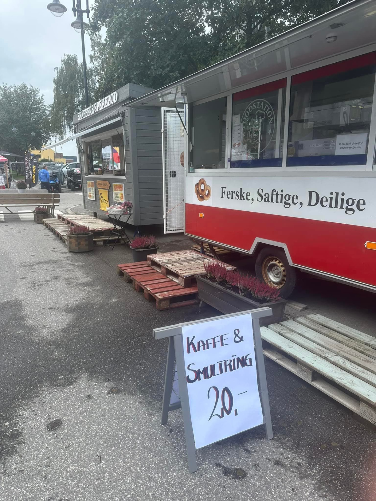 Spekeboden på torget i Namsos med benker og kaffeskilt