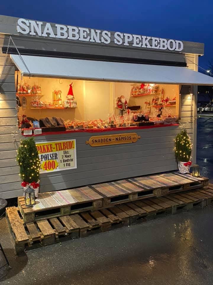 Snabbens Spekebod i Namsos med varme lys en vinterkveld