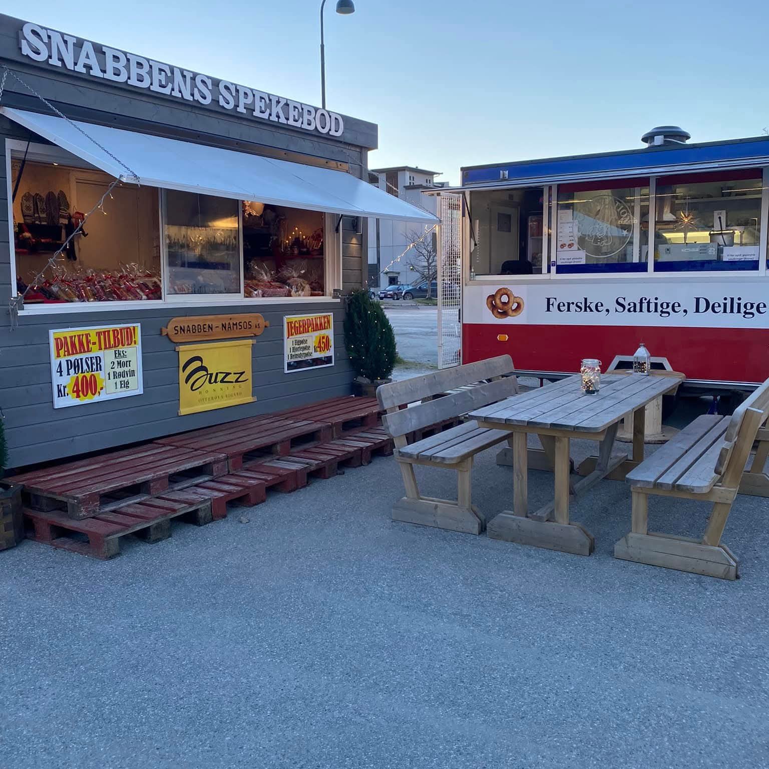 Snabbens spekebod med honning og godsaker i luka