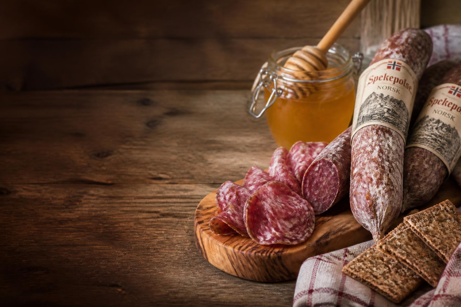 Rustikt spekebord med spekepølser, honning og flatbrød
